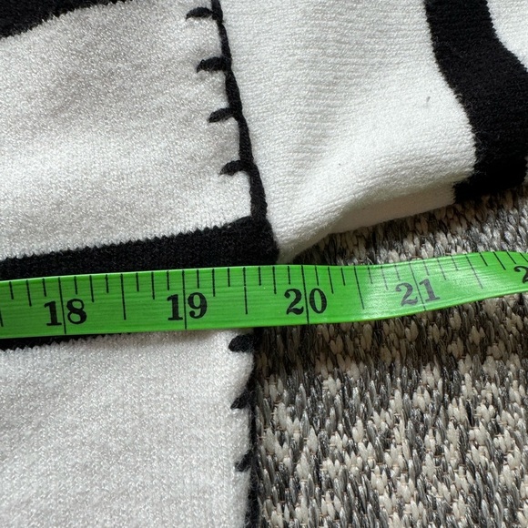 TAHARI Black & White Pullover Stripe Sweater w/ Thick Stitch Decal - Large - Picture 7 of 11